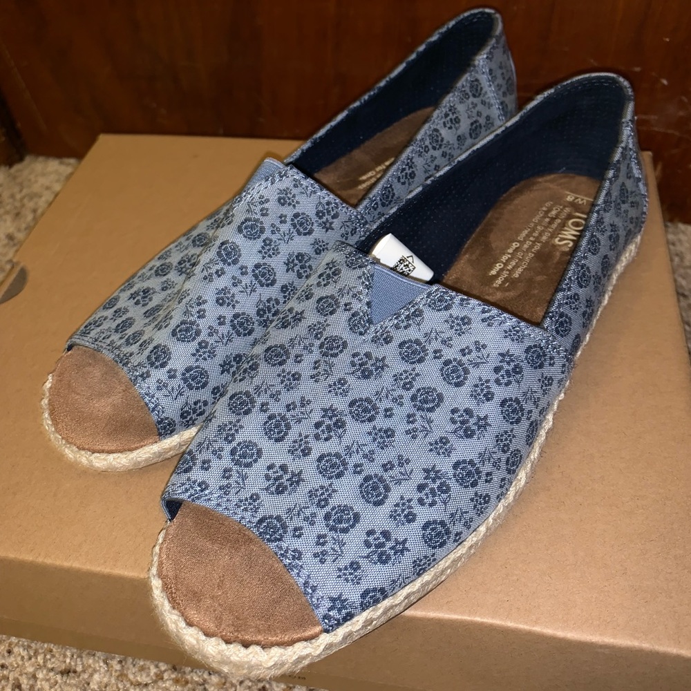 FLASH SALE TOMS Open Toe Shoe 8